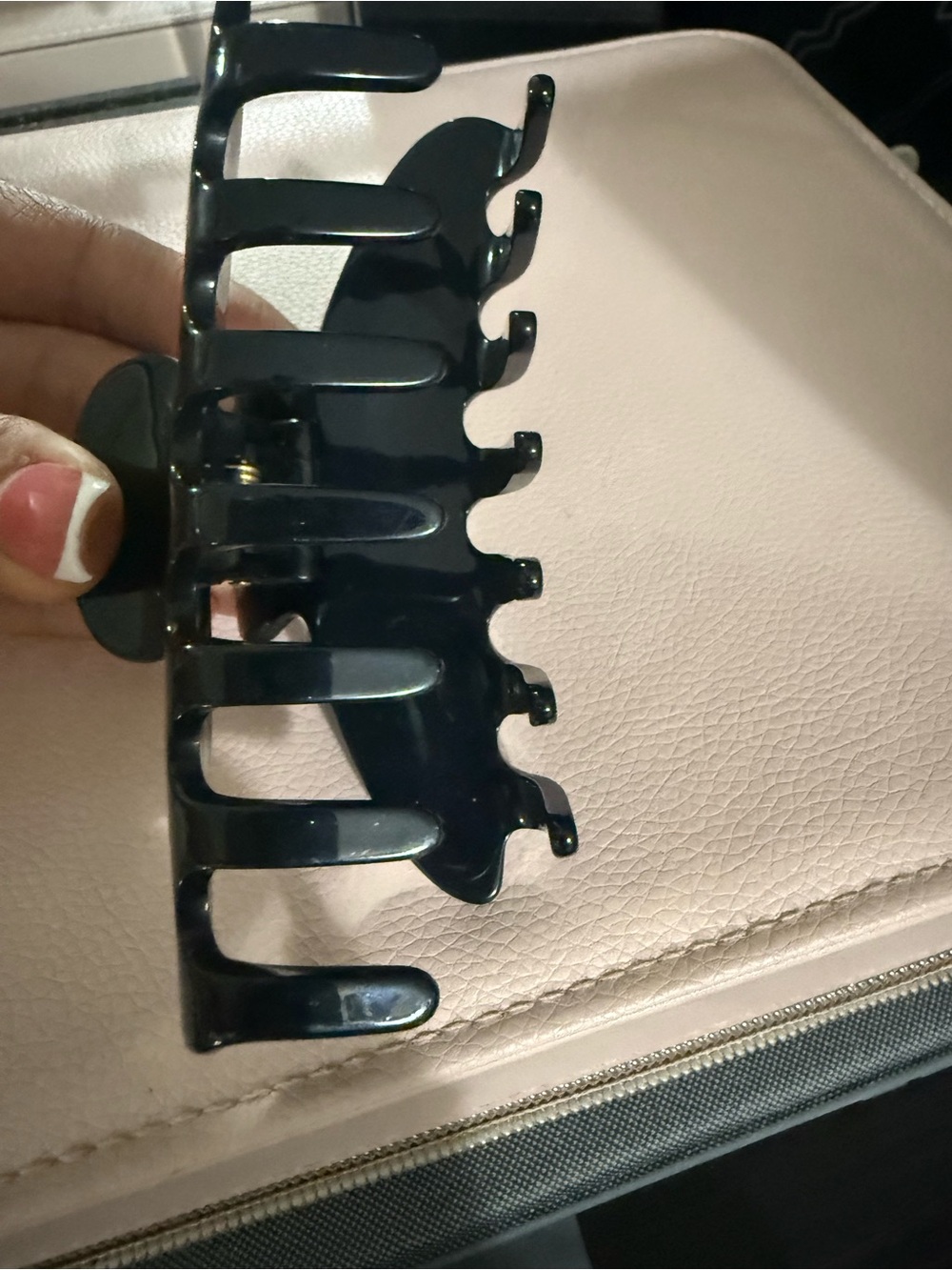 ALO Yoga Black Hair Claw Clip - Picture 2 of 7